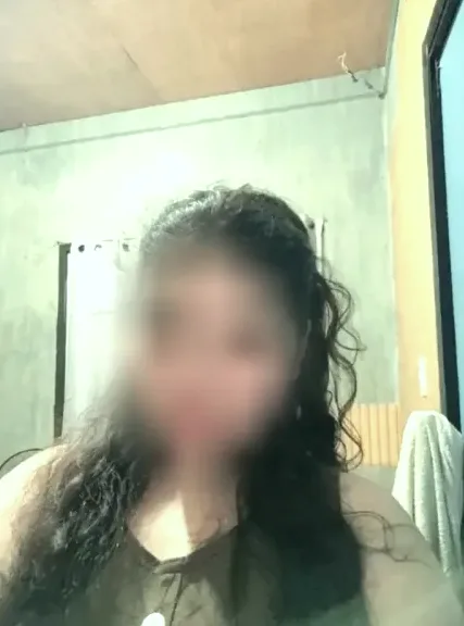 Nicole, 20